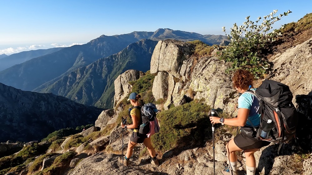 De part et d'autre de l'arête, la vue est plongeante.