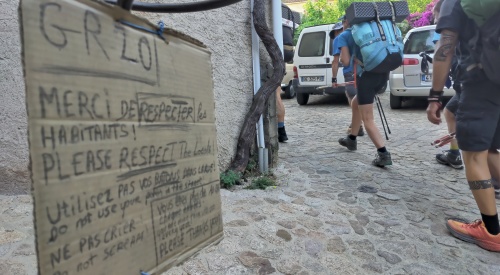 À Calenzana, les habitants appellent les randonneurs à être plus silencieux au petit matin et à ranger leurs bâtons... - Photo Angèle Ricciardi